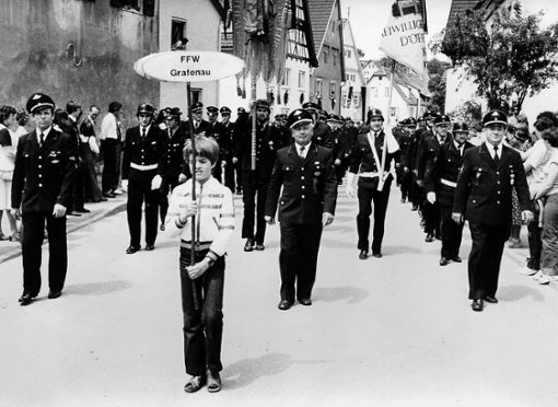 Die erst 1974  gegründete Feuerwehr Grafenau beim Festzug in Darmsheim anlässlich des Kreisfeuerwehrtags 1980. Vorne links: Dätzingens damaliger Abteilungskommandant Ottmar Heinkele, rechts vorn  Hans Godenberg, Abteilungskommandant Döffingen. Foto:  