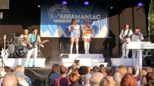 Abbamaniac in Herrenberg: Die Band und das Publikum haben viel Spaß miteinander. Foto: Bernd Epple