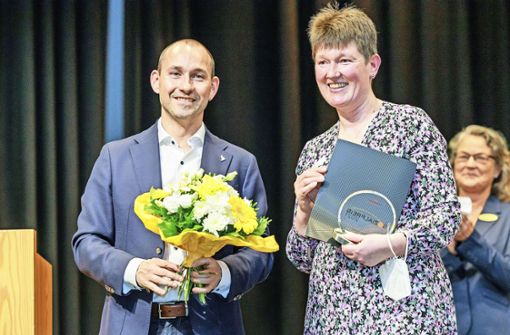 Besonderes Engagement: Preisträgerin Stefanie Gurrata mit Oberbürgermeister Stefan Belz Foto:  