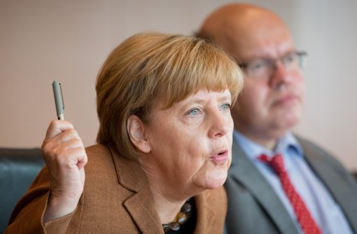 Kanzlerin Merkel macht Peter Altmaier zum Koordinator der Flüchtlingshilfe. Foto: dpa