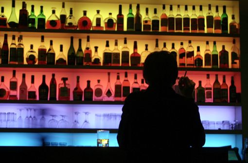 In Bars und Kneipen ist in Baden-Württemberg um 22.30 Uhr Schluss – wegen der Omikron-Variante auch weiterhin. Foto: dpa/Tobias Felber