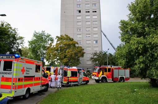Ein Brand in Kirchheim unter Teck forderte einen Großeinsatz der Feuerwehr. Foto: SDMG