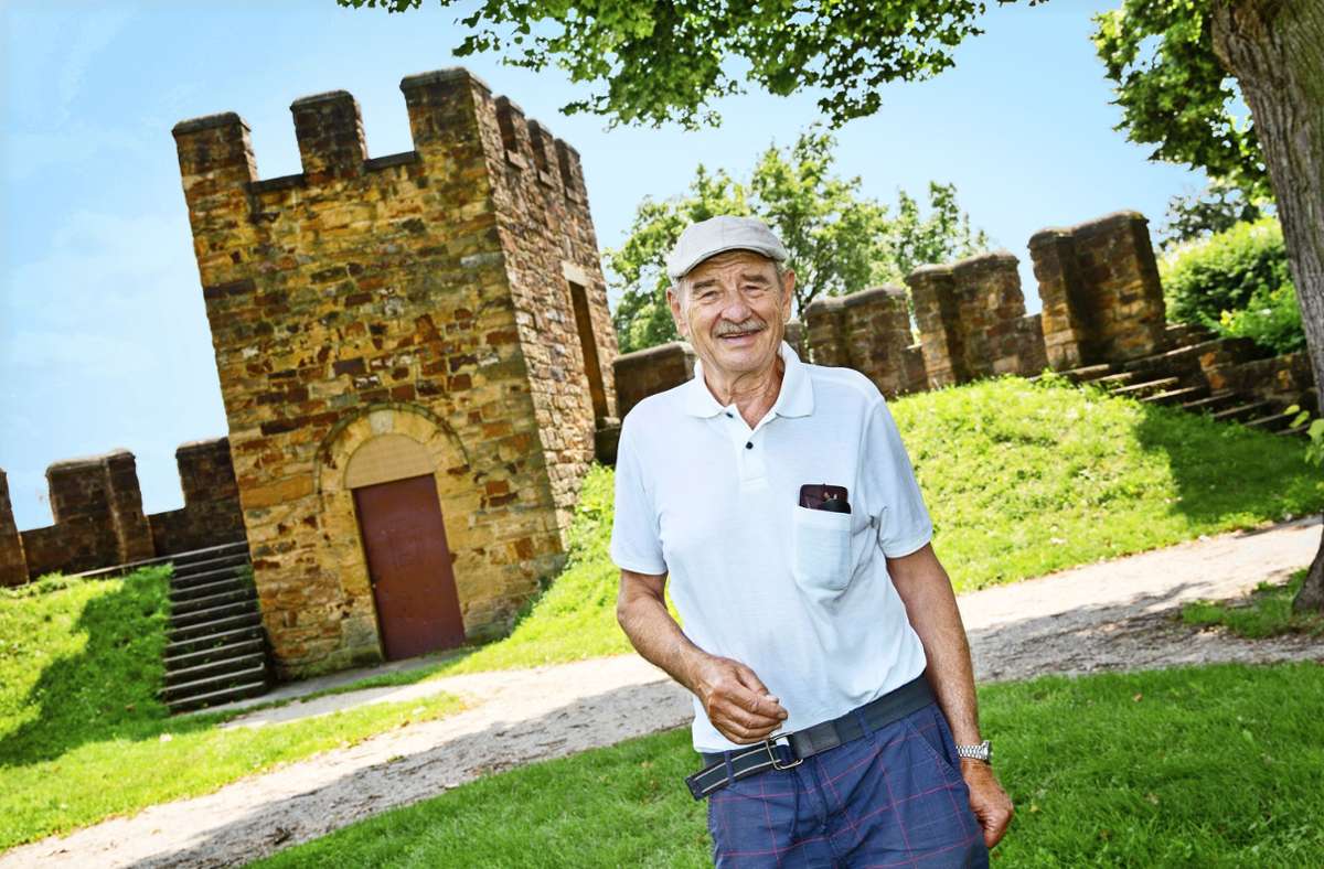Dethlef Rothfuß kennt viele spannende Geschichten zum  Römerpark. Hier steht er vor einem rekonstruierten Wachturm des Kastells.