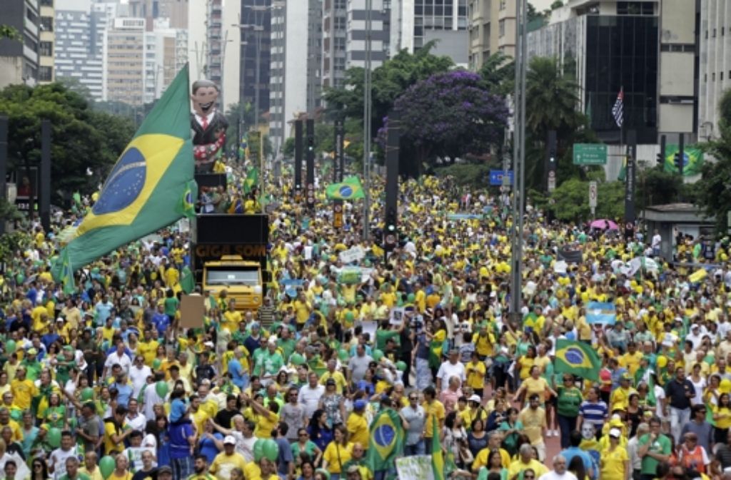 Tausende demonstrieren in Sao Paulo für die Ablösung Rousseffs