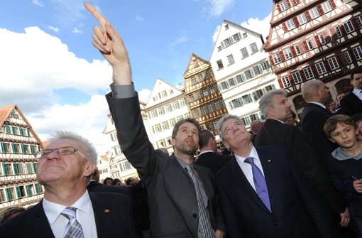 OB Boris Palmer zeigt Bundespräsident Joachim Gauck (rechts) und dem baden-württembergischen Ministerpräsident Winfried Kretschmann (inks) seine Stadt. Die Universitätsstadt Tübingen bewirbt sich bei der Unesco um den Titel Weltkulturerbe. Foto: dpa