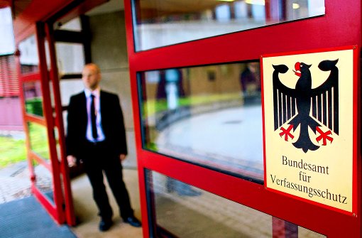 Das Bundesamt für Verfassungsschutz wird mit heftigen Vorwürfen konfrontiert. Der SPD-Innenpolitiker Burkhard Lischka spricht von einem „Saftladen“. Foto: dpa