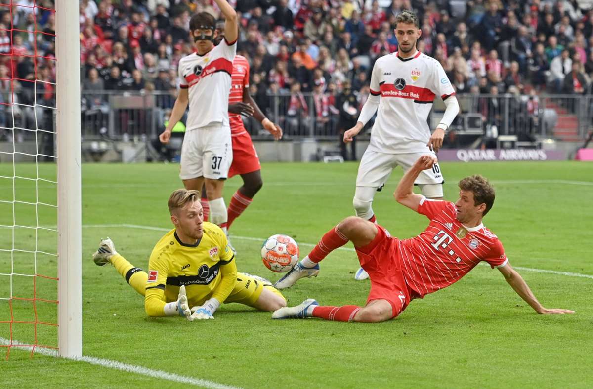 VfB-Keeper Florian Müller (li.) war am Sonntag nicht nur gegen Thomas Müller gefordert.