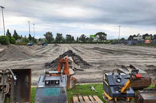 Die vorherige Schicht wurde abgetragen, bis Ende September soll der Kunstrasen beim Stadion wieder bespielbar sein. Foto: Dirk Herrmann