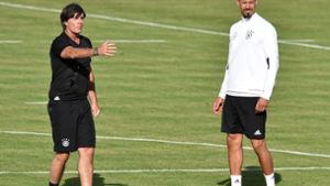 Bundestrainer Joachim Löw und Spieler Sandro Wagner haben sich nicht mehr viel zu sagen. Foto: AFP