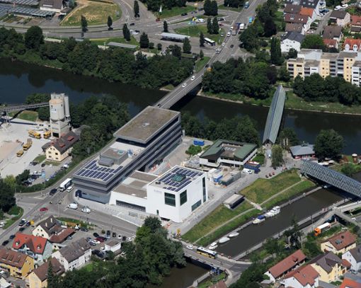 Über die Neckarbrücke (links , Bildmitte) könnte die Stadtbahn Richtung Waiblingen (links unten) fahren. Foto: Werner Kuhnle