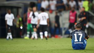 Steven Zuber von Hoffenheim sitzt nach dem Ende auf dem Spielfeld. Foto: Getty