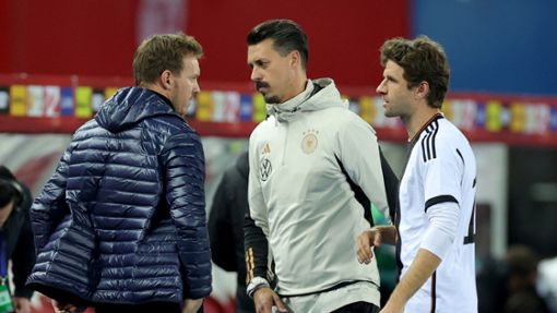 Was tun? Bundestrainer Nagelsmann, Co-Trainer Wagner und Routinier Müller (von links) suchen Antworten. Foto: dpa/Christian Charisius