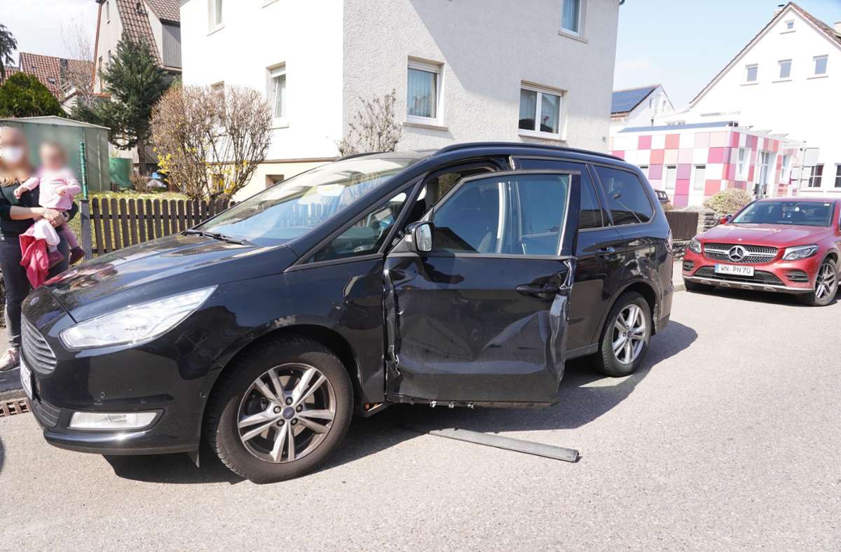 Eine 41-Jährige wollte aus ihrem geparkten Fahrzeug aussteigen und übersah dabei den herbeifahrenden BMW.
