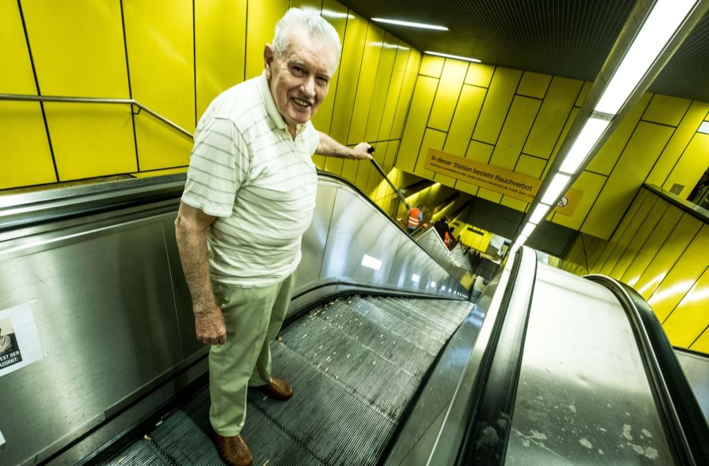 Heinrich Ramp ist empört das die Rolltreppen an der Haltestelle Schwabstraße nicht funktionieren. Foto: Lichtgut/Leif Piechowski