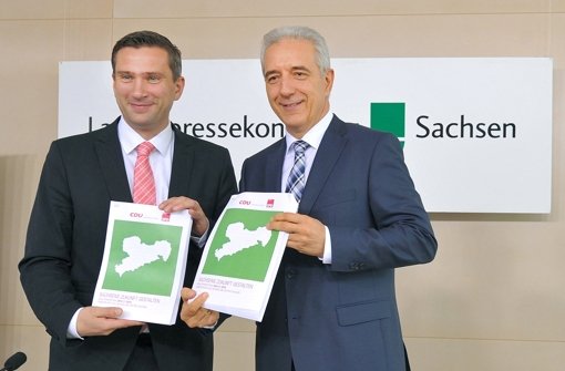 Sachsens Ministerpräsident Stanislaw Tillich (CDU, rechts) und SPD-Landeschef Martin Dulig Foto: dpa