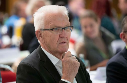 Ministerpräsident Winfried Kretschmann übt scharfe Kritik. Foto: AFP/THOMAS KIENZLE