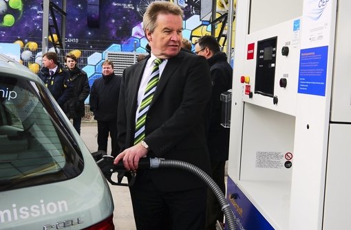 Der Umweltminister Franz Untersteller testet die neue Wasserstoff-Zapfsäule Foto: Nina Ayerle