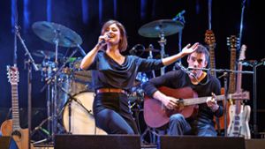Chansonniere Leïla Huissoud und ihr Gitarrist Pierre Antonioni bieten zum musikalischen Auftakt französische Lebensfreude, aber auch nachdenkliche Lieder. Foto: Julian Rettig
