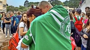 Trauernde Anhänger des FC Chapecoense treffen sich vor dem Clubhaus in Chapeco. Foto:  