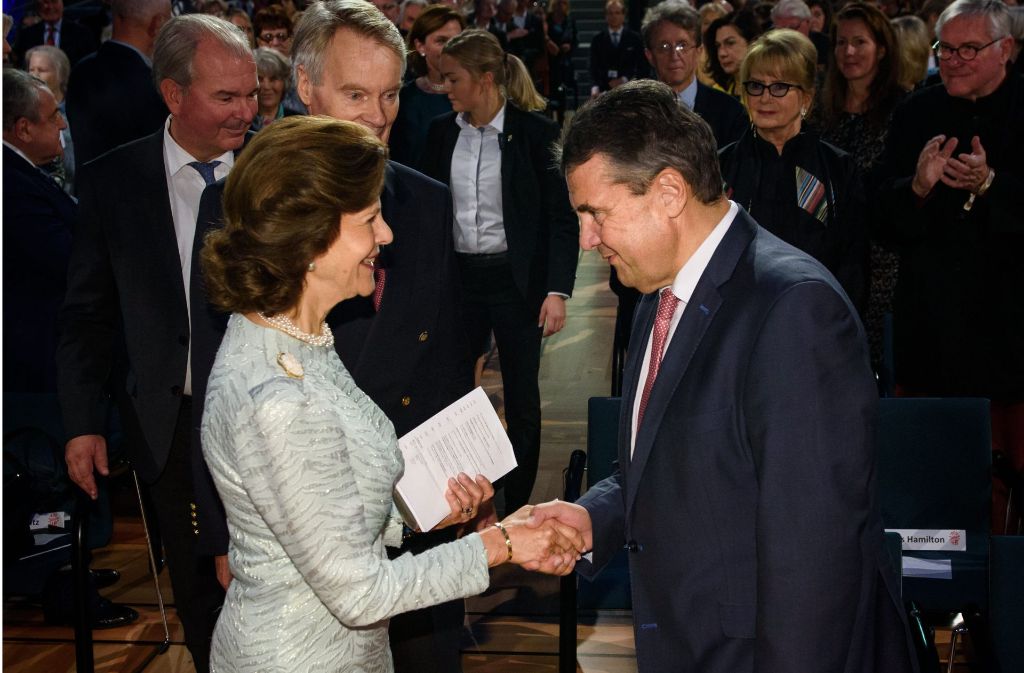 Bundesaußenminister Sigmar Gabriel hielt die Laudatio für Königin Silvia. Foto: dpa