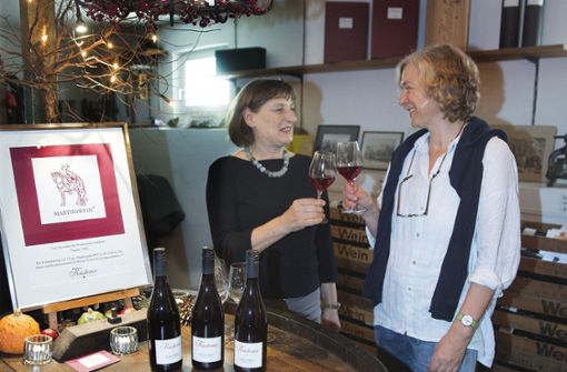 Monika Kusterer (links) und Angelique Miksa, die Leiterin der Tagesstätte im Zentrum für Arbeit und Kommunikation Esslingen (ZAK), stoßen mit dem neuen Martiniwein auf gutes Gelingen an. Foto: Rudel