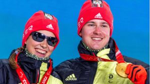 Linn Kazmaier und ihr Guide Florian Baumann feiern ihre Goldmedaille. Foto: dpa/Jens Büttner