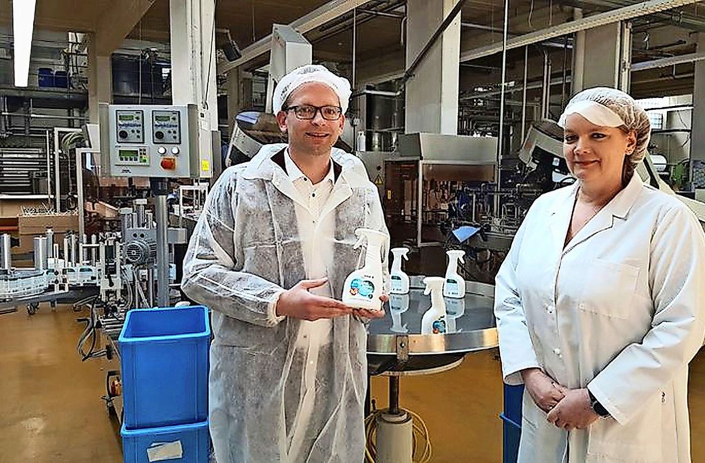 Thomas Firle, zweiter Geschäftsführer, und Imke Schmidt mit dem neuen Hygienespray, das bei Haka seit Kurzem hergestellt wird. Foto: privat/Haka