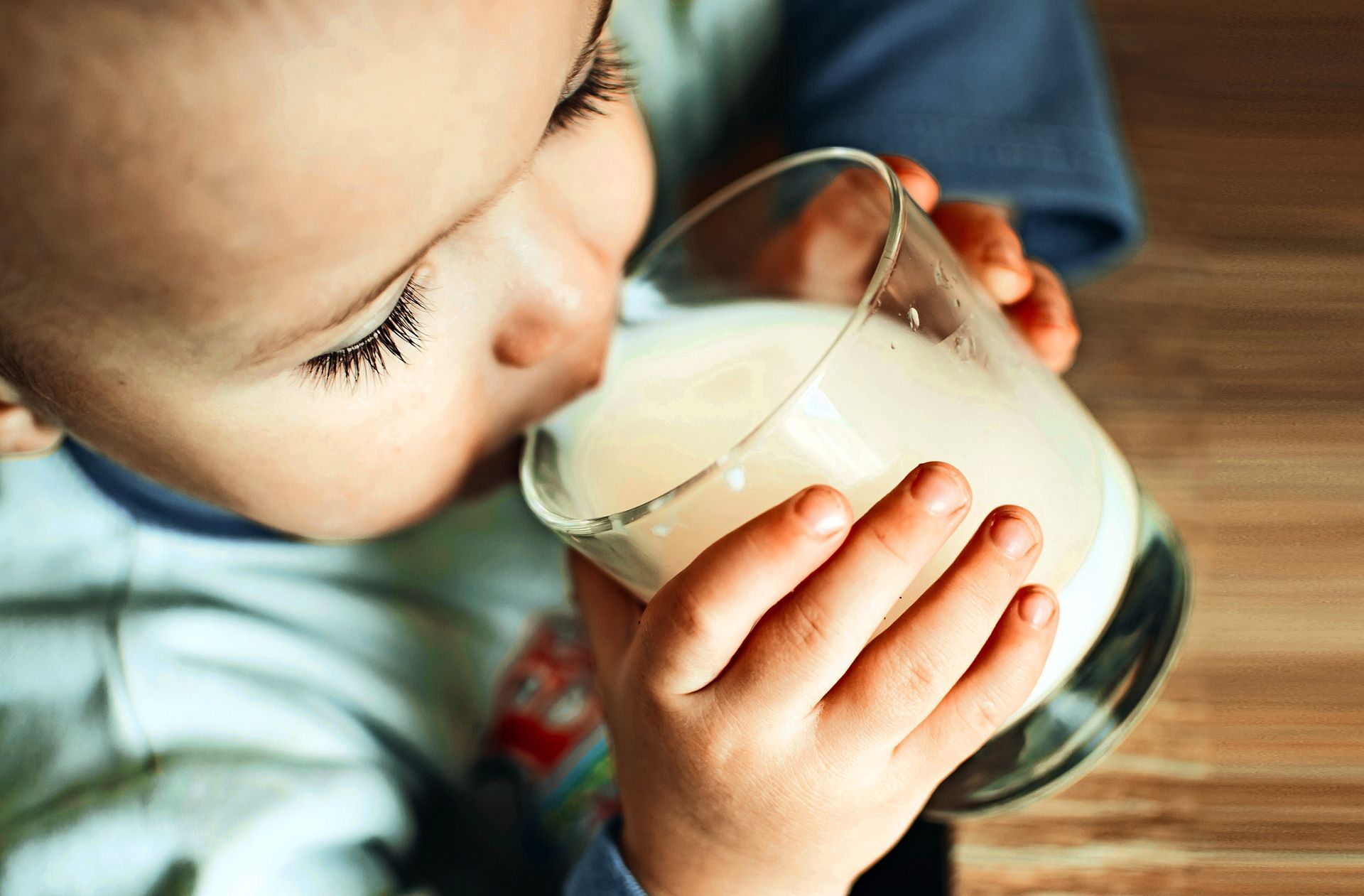 Kuh- und Pflanzenmilch: Wie wichtig ist das tägliche Glas Milch