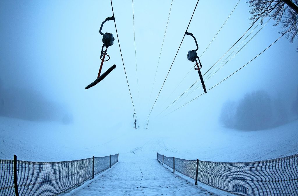 Der Nebel über der Pfulb muss sich bald lüften. Sonst ist die Ski-Saison gelaufen. Foto: Rudel