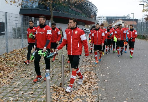 Die Profis des VfB Stuttgart auf dem Weg zu ihrem ersten Training unter dem neuen Coach Huub Stevens. Foto: Pressefoto Baumann