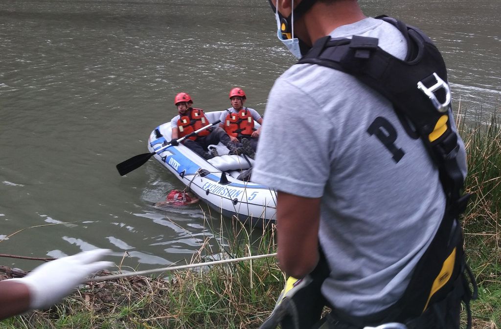 Rettungskräfte suchen im peruanischen Fluss Mantaro nach Opfern eines Busunfalles. Foto: Region Policial Huancavelica