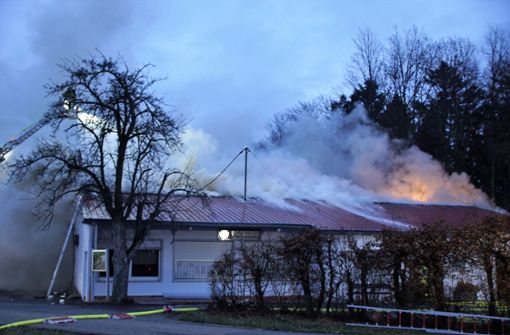 Als die Rettungskräfte eintrafen, schlugen die Flammen bereits aus dem Dach. Foto: SDMG