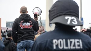 Hooligans sind im Blick der Polizei: Auch bei Kundgebungen mit politischen Zielen  treten sie – wie hier am 15. November in Hannover – immer wieder auf Foto: dpa