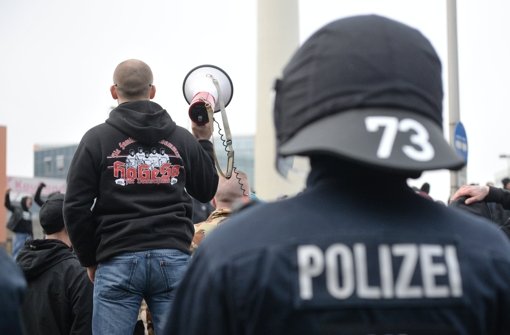 Hooligans sind im Blick der Polizei: Auch bei Kundgebungen mit politischen Zielen  treten sie – wie hier am 15. November in Hannover – immer wieder auf Foto: dpa