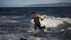 Nach dem Untergang eines Flüchtlingsbootes vor der Insel Lesbos werden noch Dutzende Menschen vermisst. Foto: AP