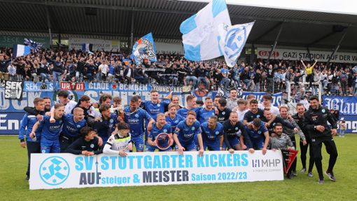 Nach fünf Jahren Oberliga feiern die Blauen den Sprung in die Fußball-Regionalliga. Foto: Baumann/Julia Rahn