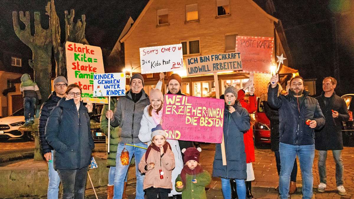 Kita-Protest  in Weil im Schönbuch: Elternfrust entlädt sich in Demo vor dem Rathaus