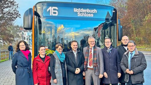 Die neue Linie X16 fährt über Waldenbuch: Landkreis-Verantwortliche, ÖPNV-Vertreter und Bürgermeister bei der Vorstellung des neuen Angebots. Foto: Landratsamt