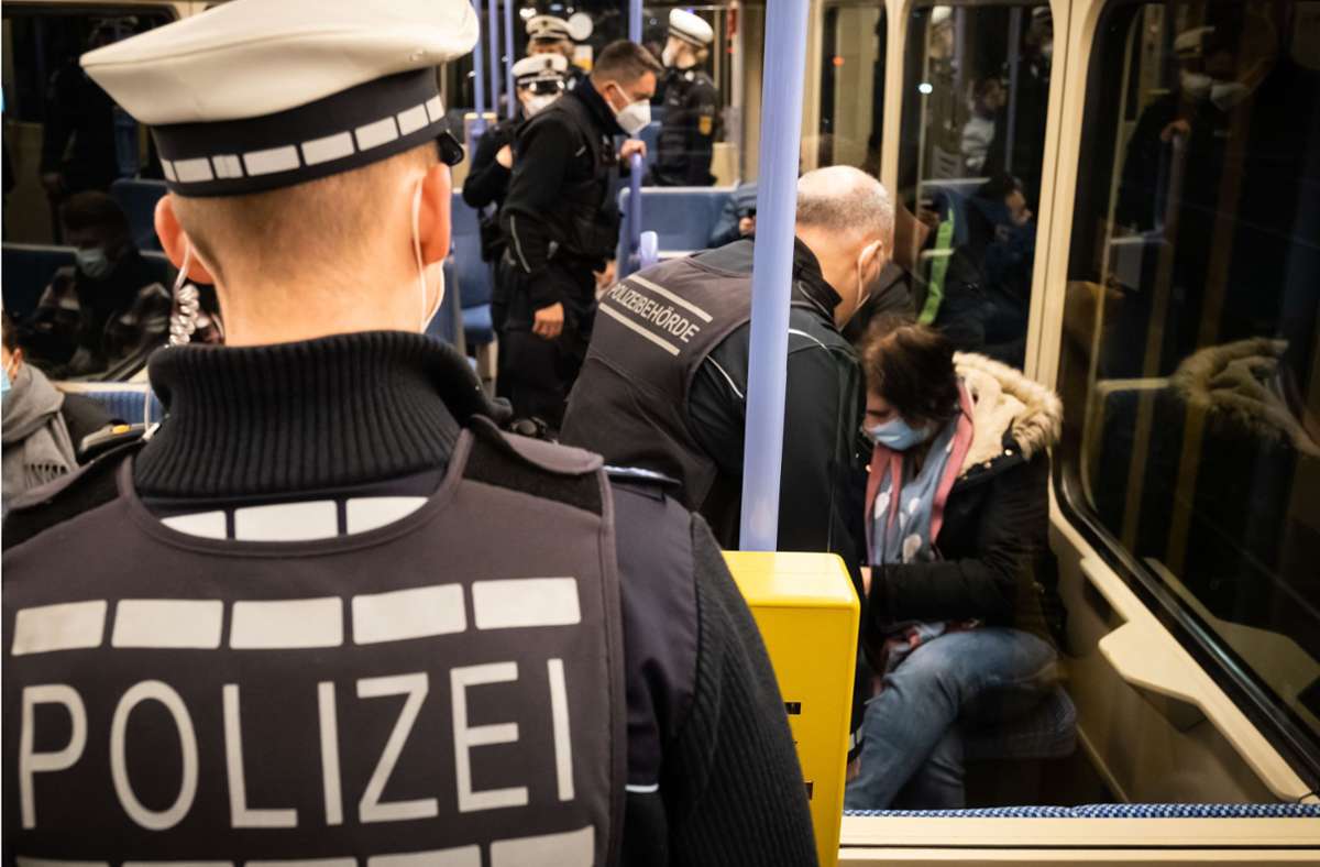 Eher ein Bild der Seltenheit: Polizeikontrolle in einer Stadtbahn. Foto: Lichtgut/Achim Zweygarth