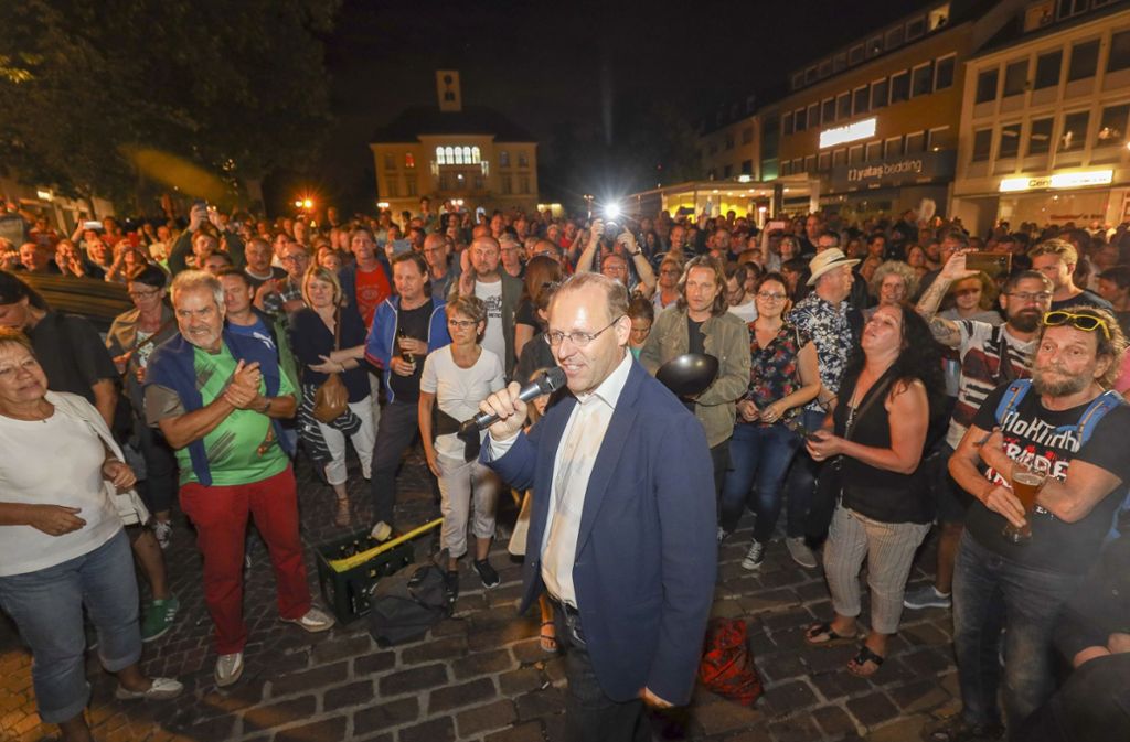 Auch Oberbürgermeister Bernd Vöhringer war bei den Demonstranten auf dem Marktplatz und richtete Worte des Dankes an sie.