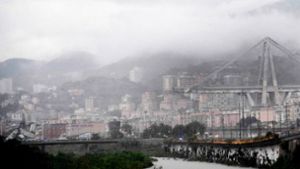 Bilder des Schreckens: Eine vierspurige Autobahnbrücke ist in Genua eingestürzt. Foto: ANSA/AP