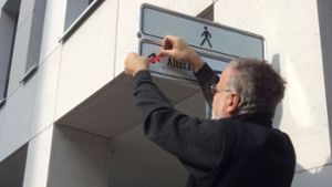 Peter Mielert legt selbst Hand, um das Schild zu korrigieren. Foto: privat (z)