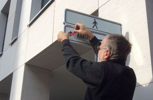 Peter Mielert legt selbst Hand, um das Schild zu korrigieren. Foto: privat (z)