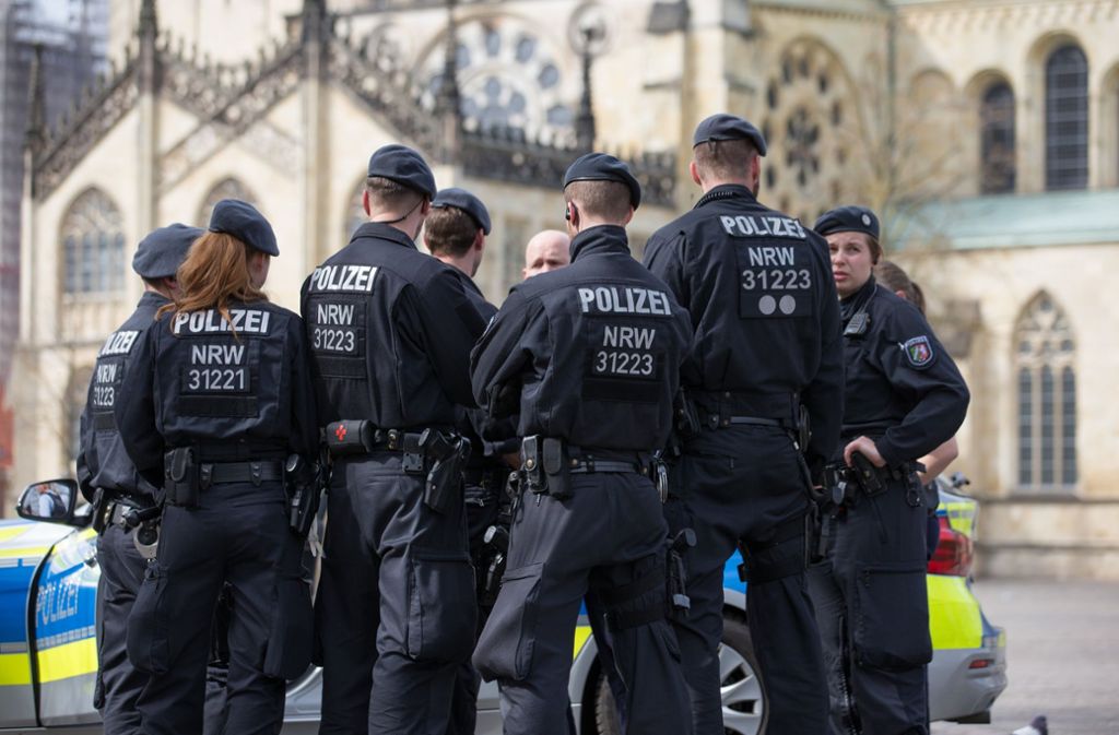 Die Polizei ist weiter stark präsent in Münster. Foto: dpa