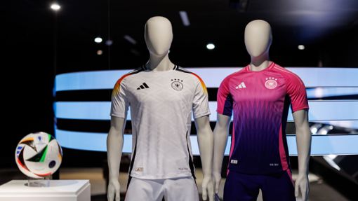 Die offiziellen Trikots der deutschen Fußball-Nationalmannschaft für die Heim-EM 2024. Foto: Daniel Karmann/dpa