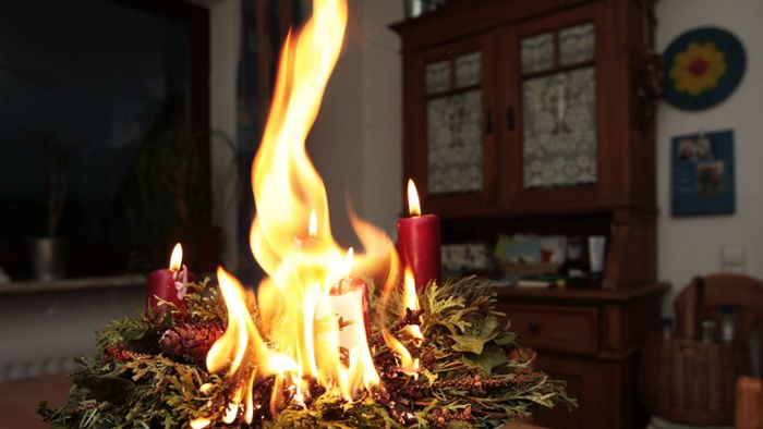 Adventskranz  fängt Feuer – Nachbarin eilt zu Hilfe