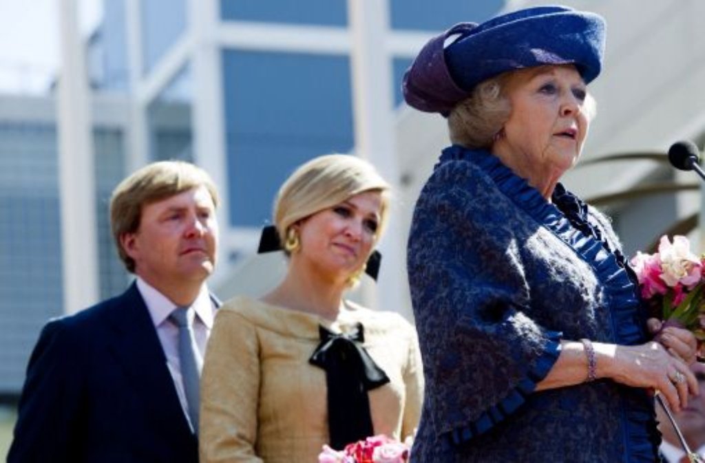 Das Kronprinzenpaar steht für die Thronfolge seit geraumer Zeit bereit - und hat hervorragende Sympathiewerte vorzuweisen. Es ist vor allem die beliebte Máxima, die die Niederländer lieber heute als morgen zur Königin krönen würden. Trotzdem kam die Ankündigung, dass Beatrix abdanken will, am Montagabend überraschend.