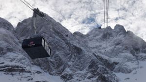 Spektakuläre Skifahrer-Rettung aus Seilbahn