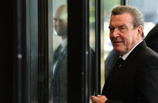 Im Zentrum der öffentlichen Aufmerksamkeit steht er schon lange nicht mehr – aber das könnte sich bald ändern:  Altkanzler Gerhard Schröder soll sein Können als Vermittler unter Beweis stellen. Foto: AFP