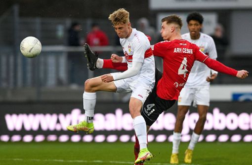 Umkämpftes Württemberg-Derby: VfB-Spieler Julian Kudala (li.) gegen Kristjan Arh Cesen. Foto: IMAGO/Eibner/IMAGO/Eibner-Pressefoto/Florian Schust